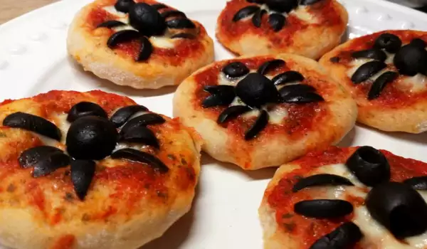Wonderful Mini Pizzas For Halloween