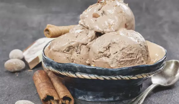 Homemade Ice Cream with Coffee and Ginger