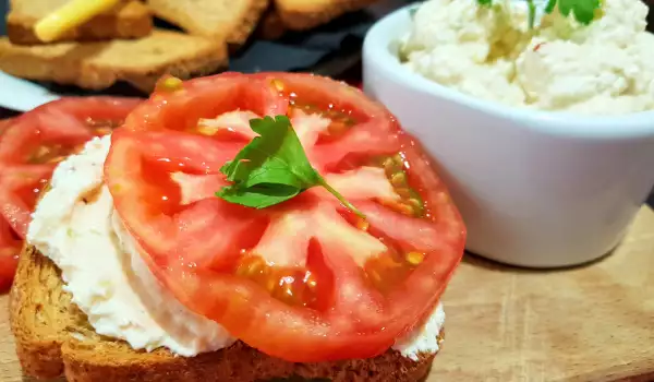 Spicy Quick Spread with White Cheese and Cottage Cheese