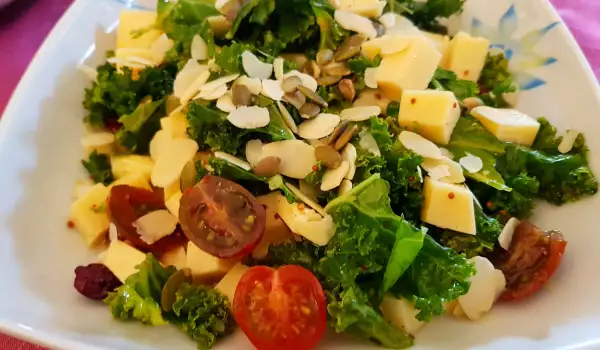 Green Salad with Kale and Cherry Tomatoes