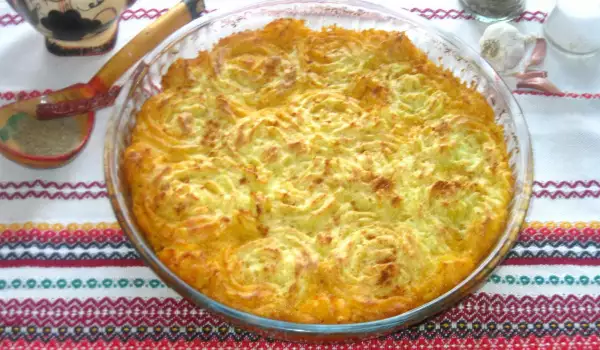 Potato Pie with Minced Meat and Vegetables