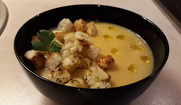 Potatoes and Leeks Cream Soup with Croutons