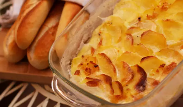 Tasty Gratin with Potatoes and Cheese