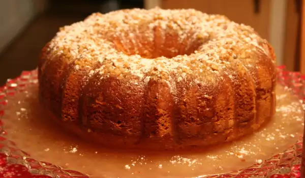 Cake with Apples and Raisins