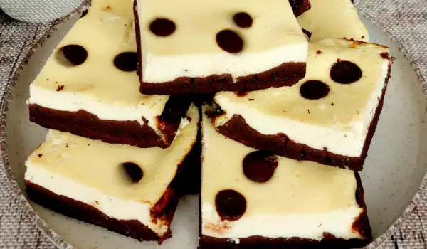 Keto Cheesecake Brownie with Chocolate Base