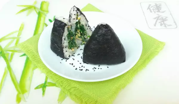 Triangular Kimbap with Spinach and Eggs