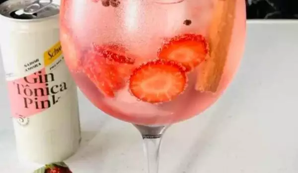 Cocktail with Pink Gin and Strawberries