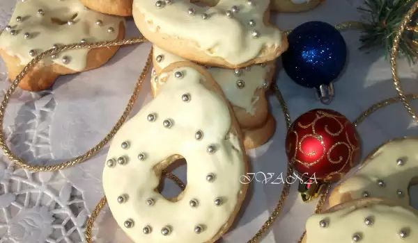 Long-Lasting Christmas Cookies with White Glaze