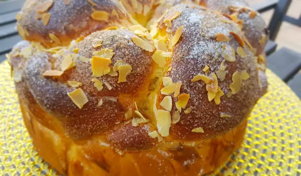 Fluffy Easter Bread with Almonds