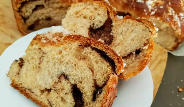 Easter Bread with Spelt Flour and Chocolate