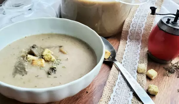 Oyster Mushroom Cream Soup with Garlic