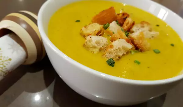 Cream Soup with Zucchini and Green Apple
