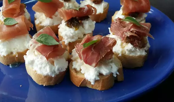 Bruschettas with Goat Cheese, Figs and Prosciutto