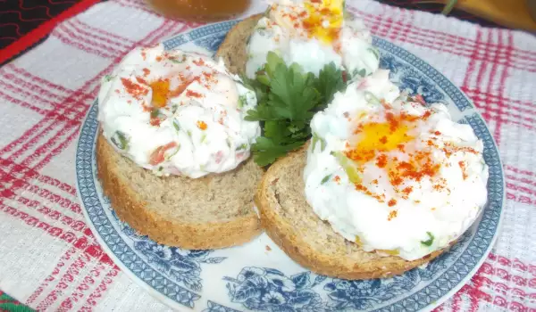 Crostini with Poached Eggs and Vegetables