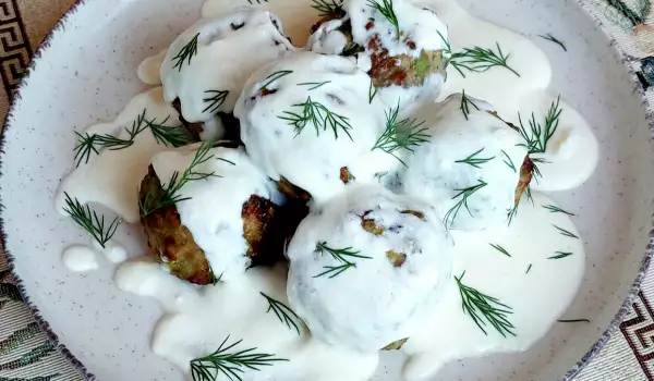 Meatballs with Minced Meat and Zucchini in Yogurt Sauce