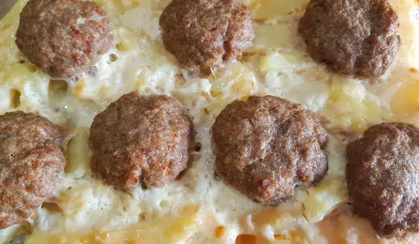 Baked Meatballs with Potatoes, Cream and Processed Cheese
