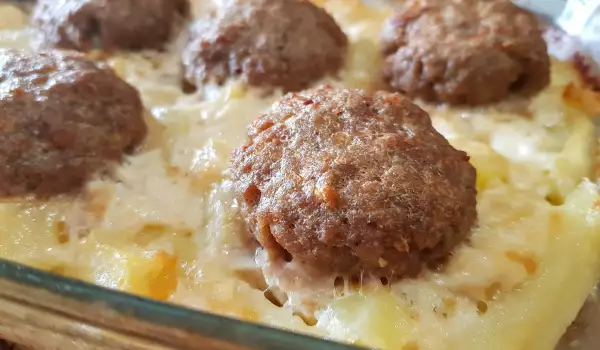 Baked Meatballs with Potatoes, Cream and Processed Cheese