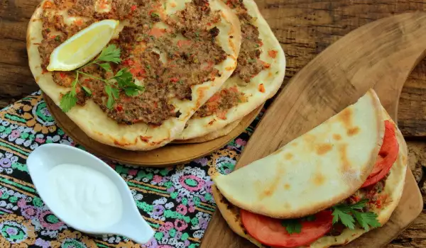 Lahmacun - Tasty Turkish Pizza