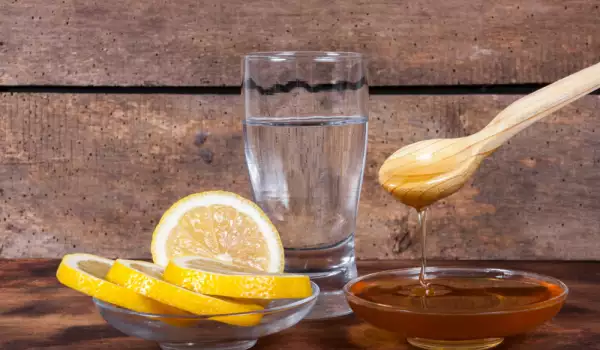 Water with honey and lemon for beautiful skin