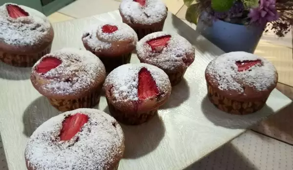 Easy Muffins with Chocolate and Strawberries