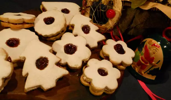 Christmas Linzer Cookies with Raspberry Jam