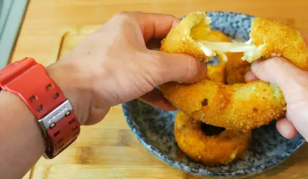Onion Rings with Yellow Cheese
