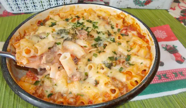 Macaroni with Minced Meat, Broccoli and Cream