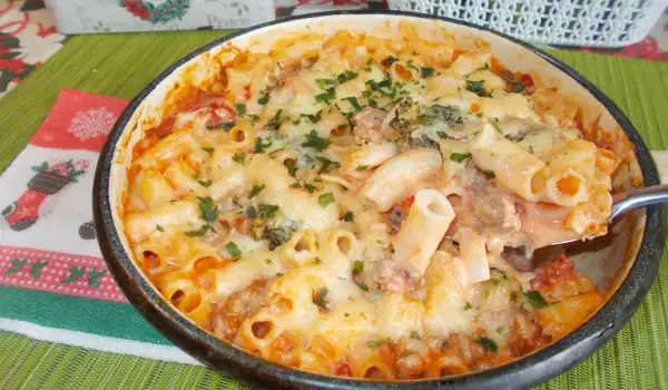 Macaroni with Minced Meat, Broccoli and Cream