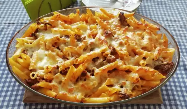 Oven-Baked Macaroni with Minced Meat and Cheeses