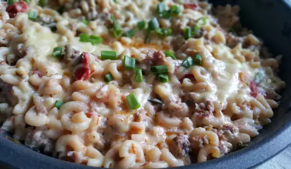 Macaroni with Minced Meat, Tomatoes and Cream