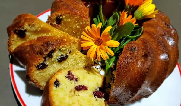 Butter Sponge Cake with Cranberries and Rum