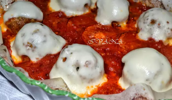 Meatballs with Mozzarella in Tomato Sauce