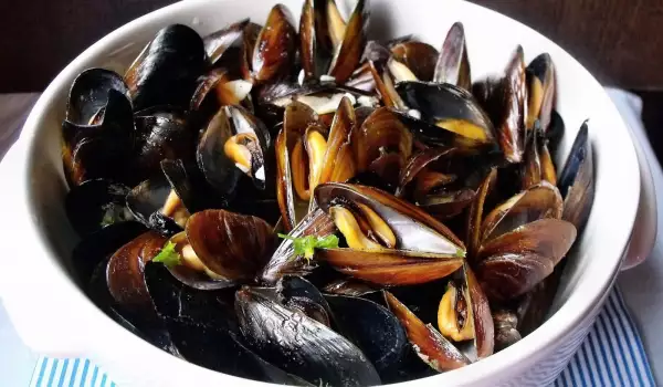 Black Mussels with Garlic and Beer