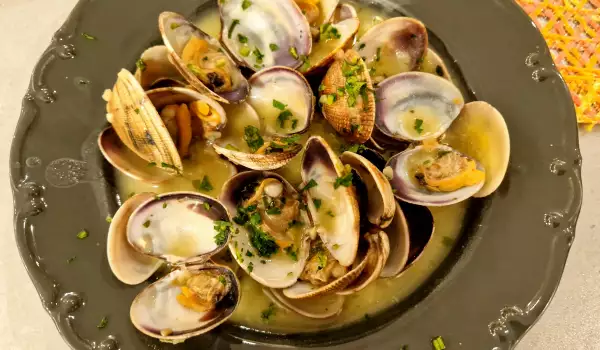 Venus Clams in Salsa Verde