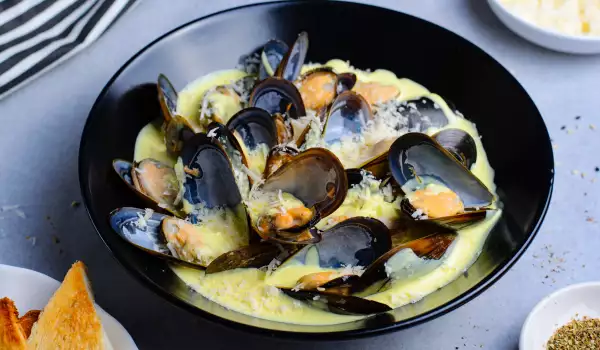 Black Mussels with Alfredo sauce