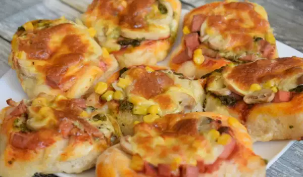 Mini Pizzas with Mushrooms and Cheese