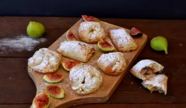 Mini Strudels with Fresh Figs, Almonds and Apples