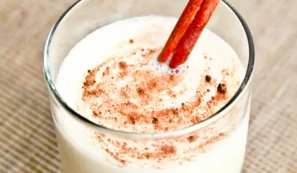 Warm milk with cinnamon