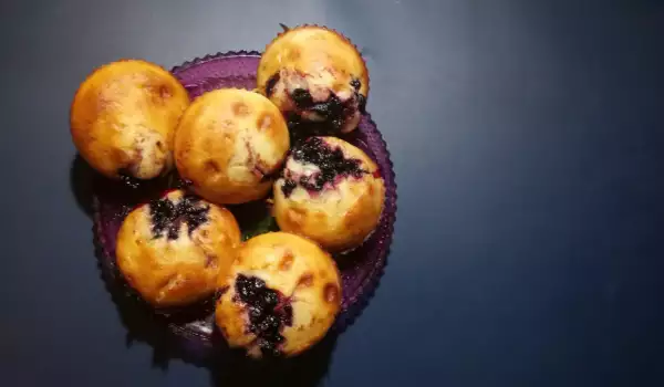 Mini Muffins with White Chocolate and Blueberry Jam