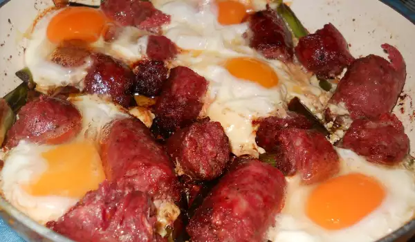 Fried Sausages with Leeks and Eggs