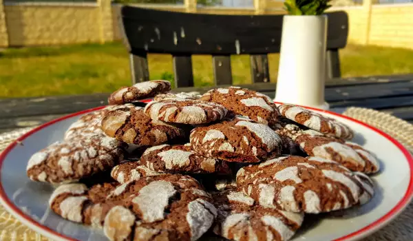 Crinkle Cookies with Chocolate