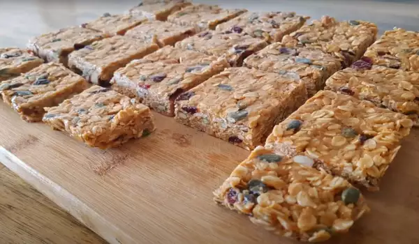 Raw Energy Bars with Oats and Peanut Butter