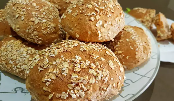 Wholemeal Bread Buns with Walnuts and Oats