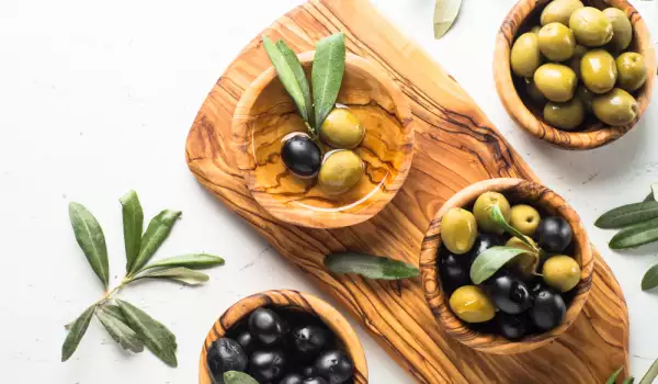 Olives in a bowl