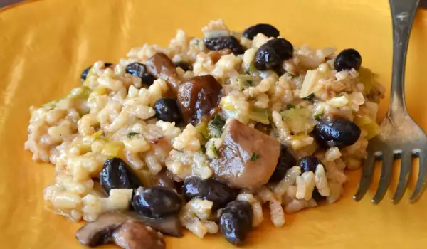 Rice with Leeks, Mushrooms and Olives