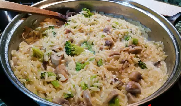 Orzo with Broccoli and Mushrooms