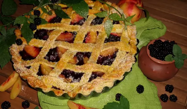 Pie with Blackberries and Nectarines