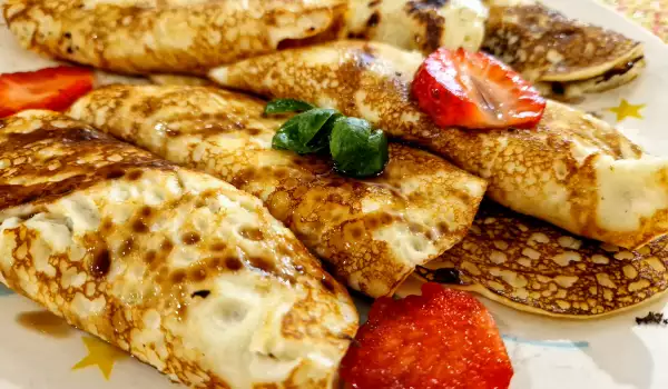 Pancakes with Sour Cream, Strawberries and Caramel