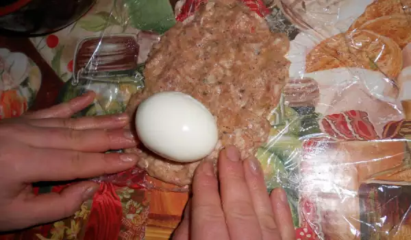 Baked Meatballs Stuffed with Eggs