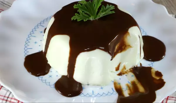 Panna Cotta with Chocolate Sauce